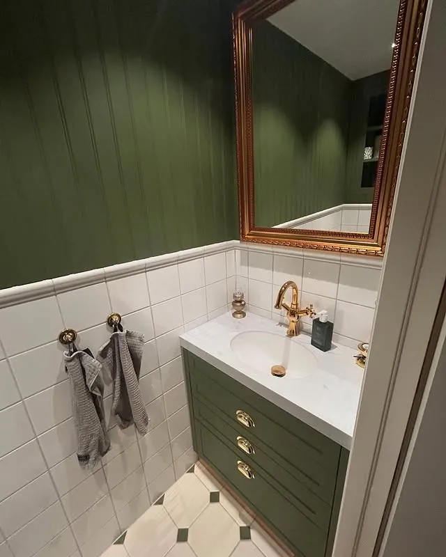 Badrumsrenovering Kalmar - Traditionell stil med grön kommod av NBOS AB
