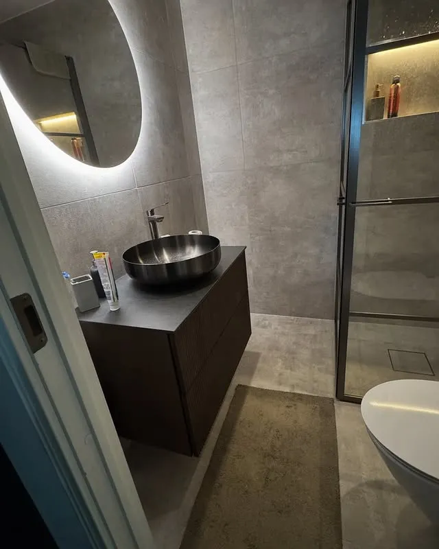 Badrumsrenovering Kalmar - Stilrent svart handfat av NBOS AB