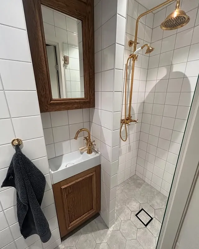 Badrumsrenovering i Kalmar - Vit kakel med mässingdetaljer av NBOS AB