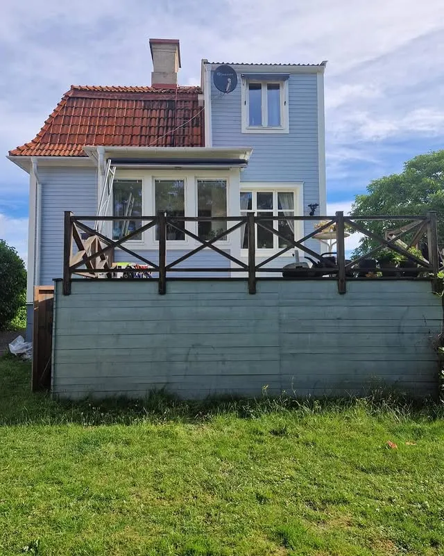 Fasadrenovering i Kalmar - Fasadarbete på hus med altan av NBOS AB