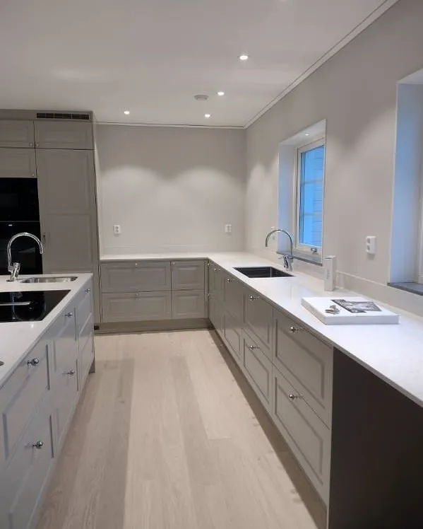 Köksrenovering i Kalmar - Modernt gråt kök av NBOS AB