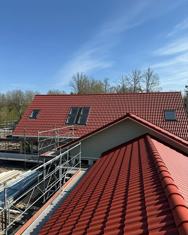 Takbyte i Kalmar - Professionell takläggning med röda takpannor av NBOS AB